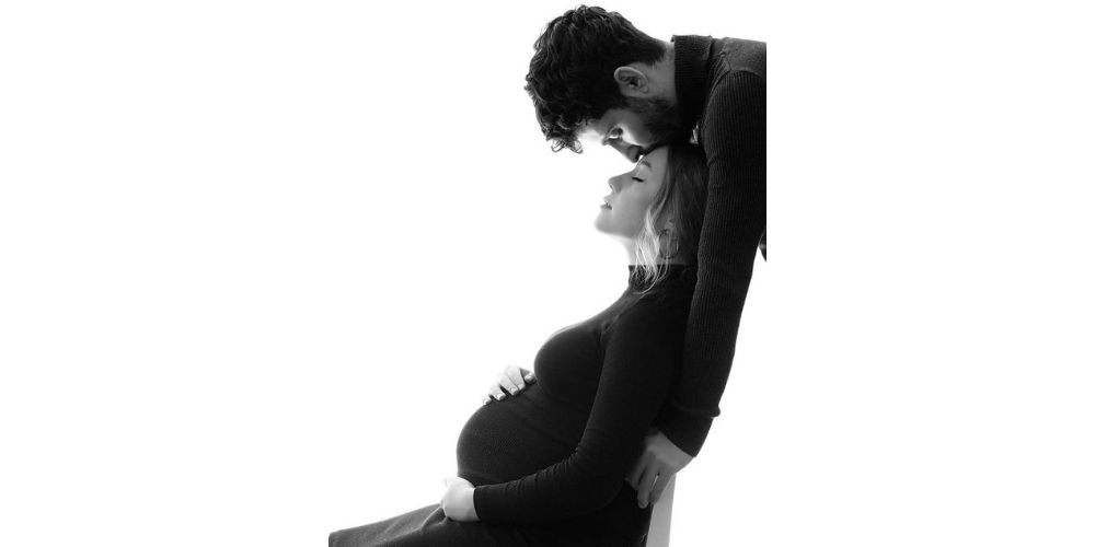 ژست عکس بارداری دو نفره با همسر