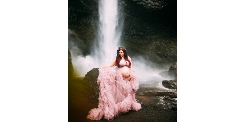 عکاسی بارداری فانتزی در منظره طبیعی