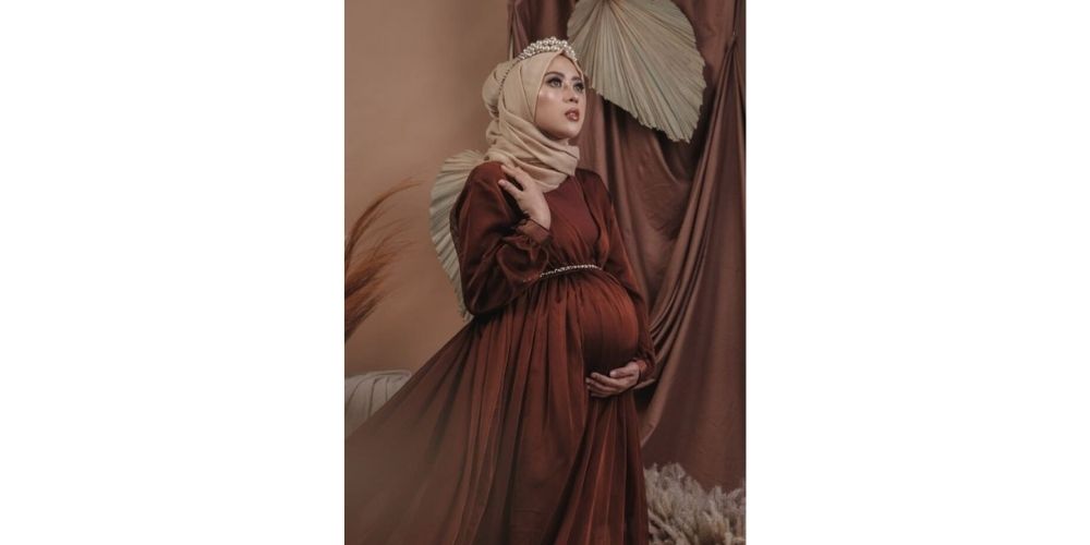 ایده عکس بارداری فانتزی در آتلیه با حجاب