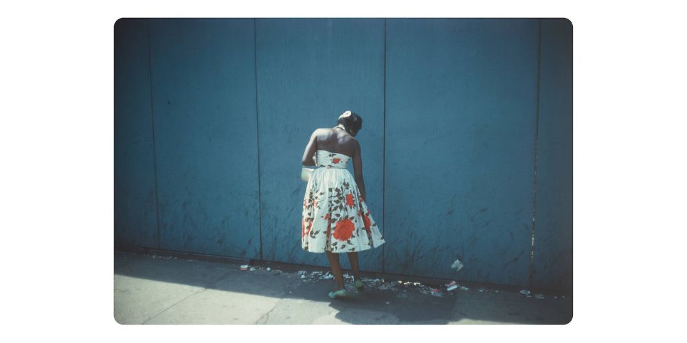 نمونه عکاسی خیابانی از خانمی سیاه پوست