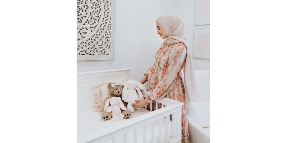 ایده عکس بارداری فانتزی با حجاب در اتاق کودک
