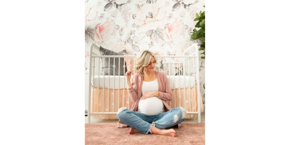 ژست عکس بارداری فانتزی در کنار تخت نوزاد