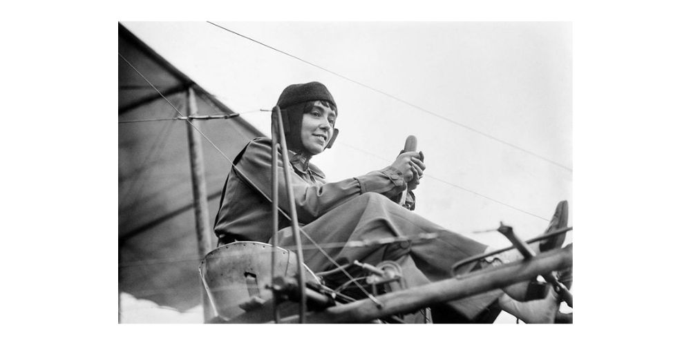 عکاسی قدیمی از زن خلبان