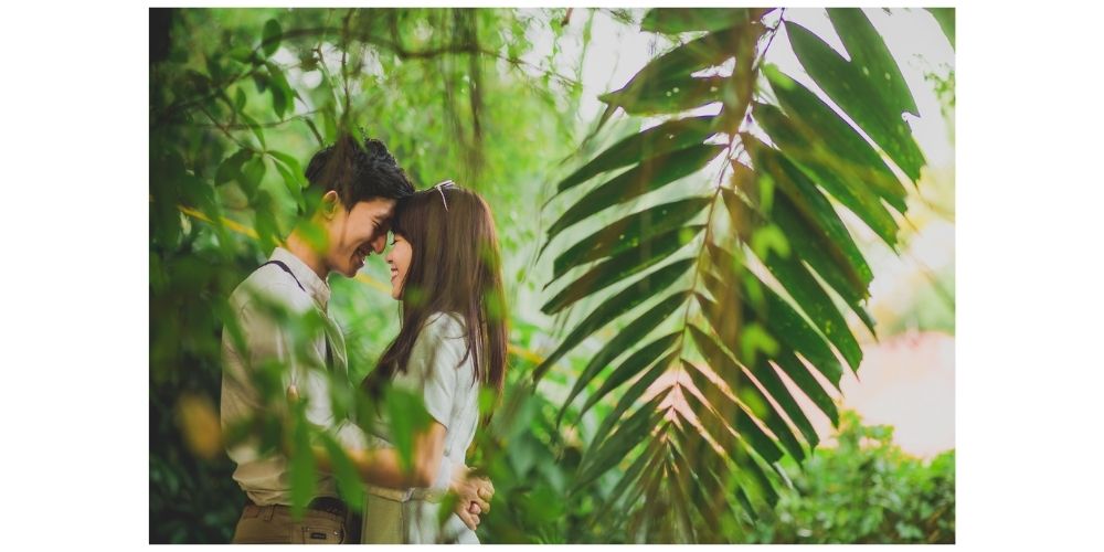 ژست عکاسی دونفره عاشقانه در جنگل