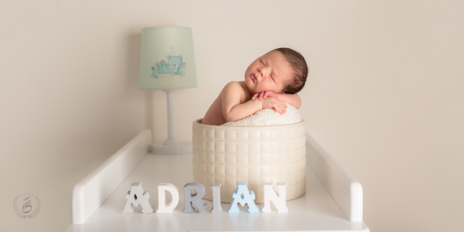 آتلیه_خانگی ایده عکس ماهگرد نوزاد در منزل